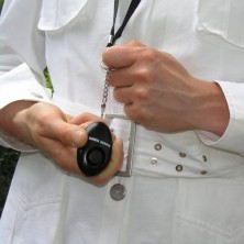 Botón de pánico con alarma y llavero 2