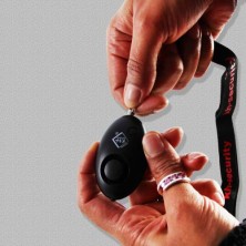 Botón de pánico con alarma y llavero 3